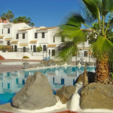 Remarkable 2-bed House In With Pool בית נופש *